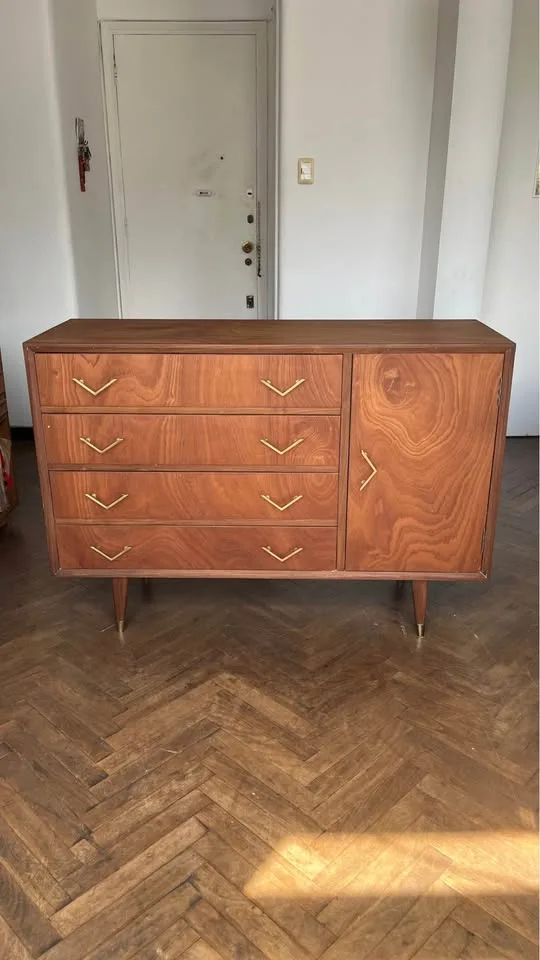 Aparador mid-century vintage de cedro — 1
