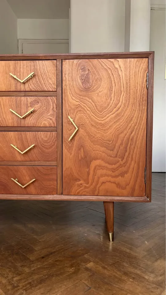 Aparador mid-century vintage de cedro — 2
