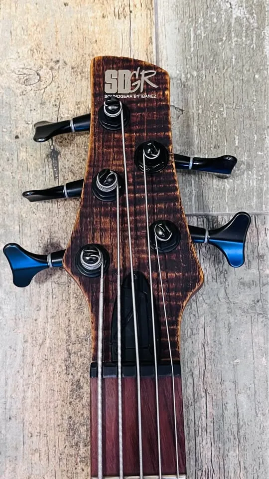 Bajo Ibanez SR300 negro 4 cuerdas activo — 3
