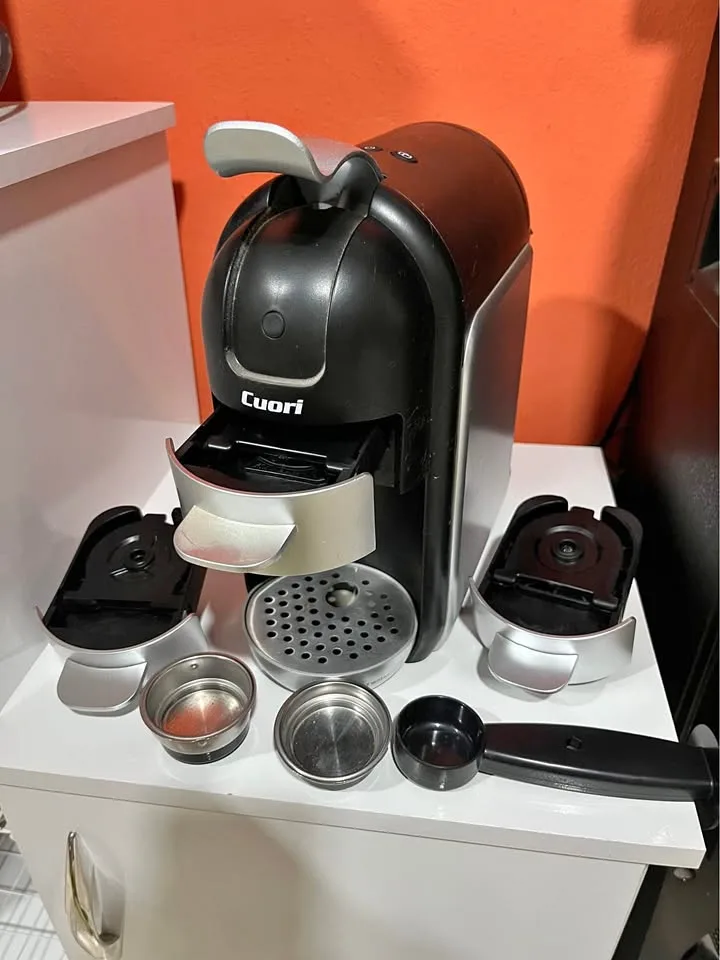 Cafetera Nespresso Vertuo Plus negra — 1