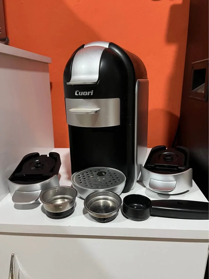 Cafetera Nespresso Vertuo Plus negra — 2