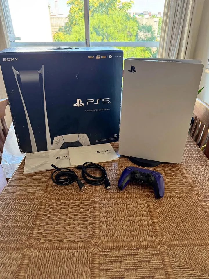 PlayStation 5 Digital Edition + 2 joysticks — 1